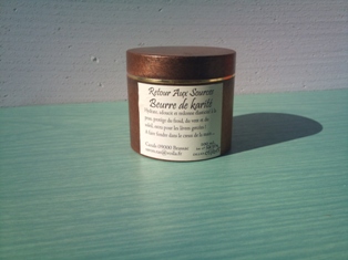 beurre de karité en pot style bois 100g, très naturel et surtout très utile aux peaux sèches.